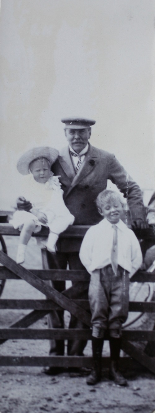 William Cornwallis-West z wnukami, ok. 1905 r.