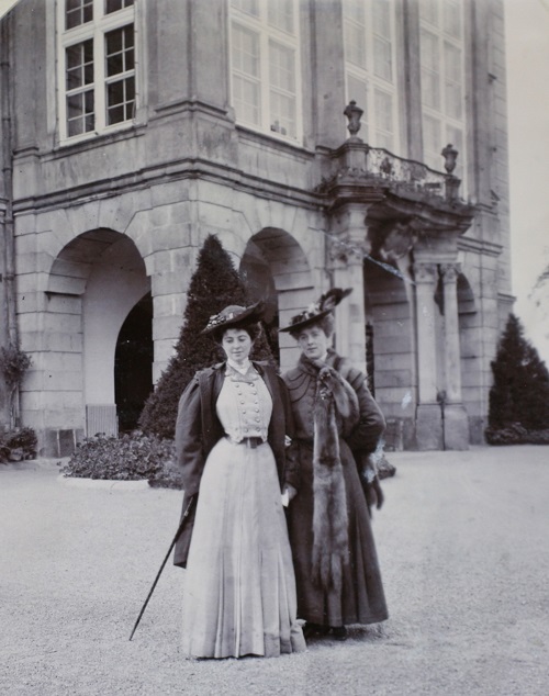 Daisy von Pless z siostrą Shelagh, ok. 1905 r.