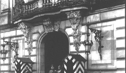 Ks. Jan Henryk XV von Pless na tle głównego wejścia do zamku w Pszczynie