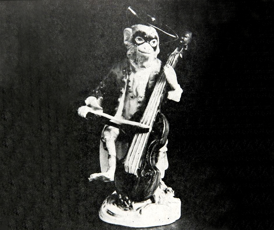 Zdjęcie skradzionej figurki porcelanowej - Małpka z wiolonczelą