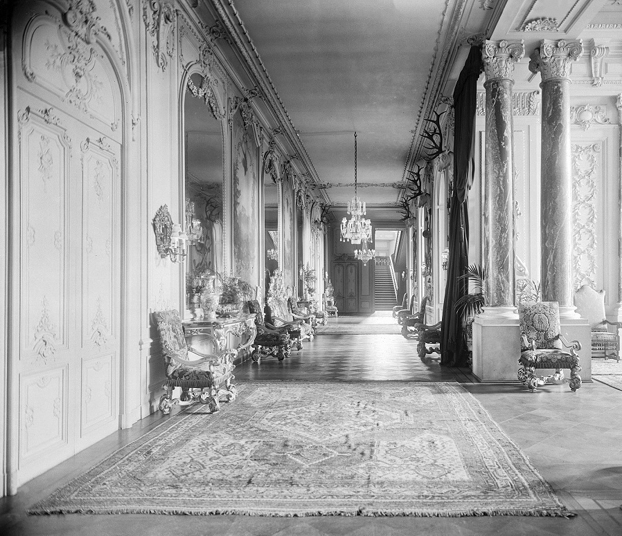 Czarno-biała fotografia z ok. 1915 roku. Galeria lustrzana