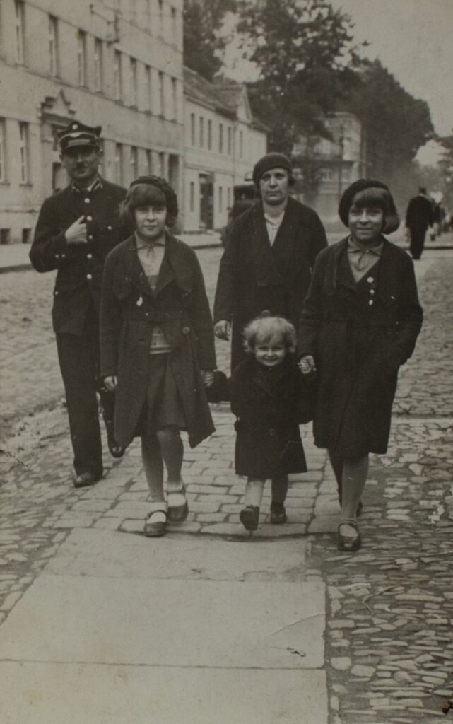 Jan Szłapka z żoną Anną
oraz córkami Cecylią, Elżbietą i Jadwigą
na ul. Dworcowej w Pszczynie
lata 30. XX w.