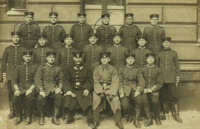 Stanisław Krzyżowski w armii pruskiej
(drugi od lewej w trzecim rzędzie)
Atelier Steiner, Wrocław, luty 1915 r.