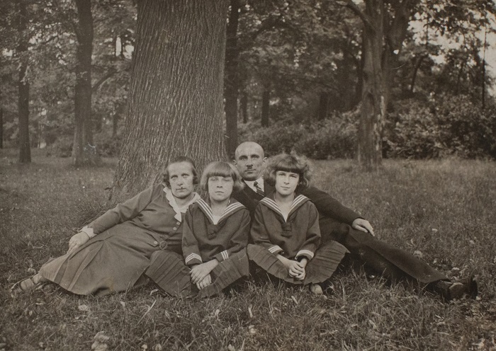 Jan Szłapka z żoną Anną oraz córkami
Cecylią i Elżbietą w parku pszczyńskim
lata 30. XX w.