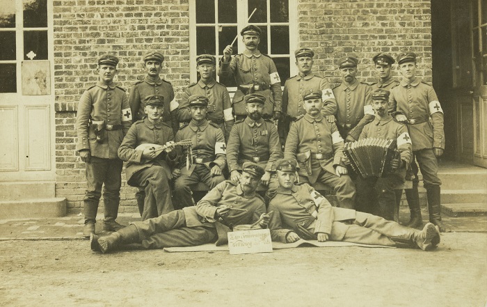 Stanisław Krzyżowski w armii pruskiej jako sanitariusz
(siedzi drugi od lewej), 1 pluton 52 kompanii
14 korpusu, 2 lipca 1915 r., Achiet-le-Petit, Francja
