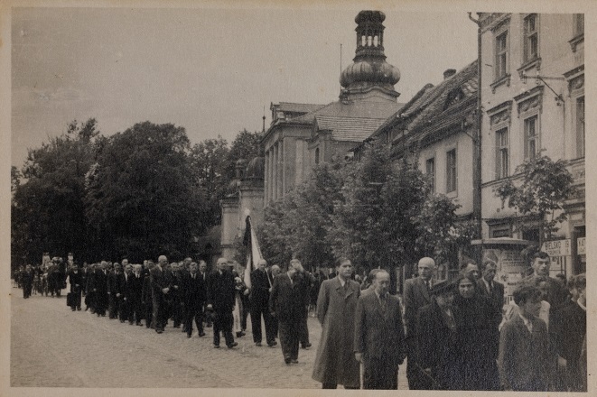 Pogrzeb Jana Poloczka delegacja pszczyńskiej grupy powstańczej i grono nauczycieli Liceum Pedagogicznego Pszczyna, 19 maja 1949 r.