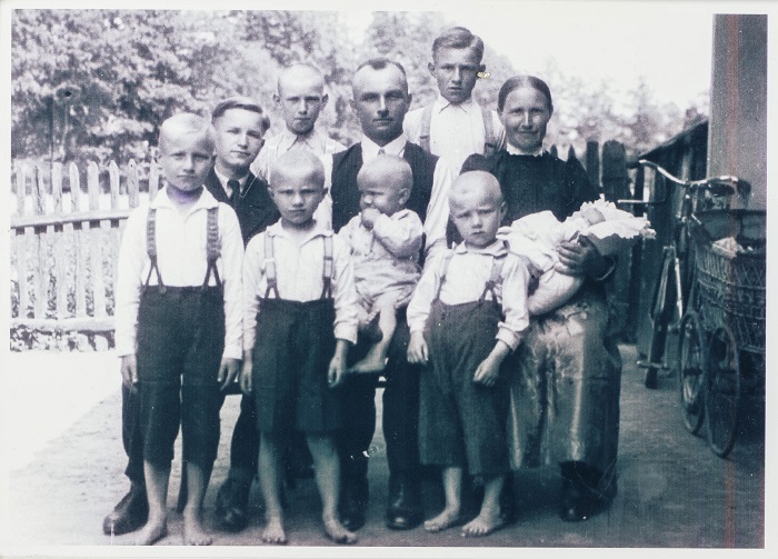 Paweł i Maria Poloczek z ośmioma synami na podwórku w Kobielicach, lato 1937 r.