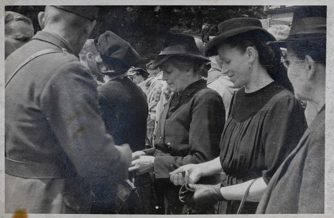 Wręczenie odznaczeń powstańczych na rynku w Pszczynie Marta Poloczek odbiera przyznany mężowi pośmiertnie Śląski Krzyż Powstańczy 1949 r.