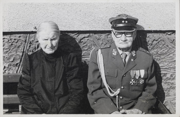 Paweł Poloczek z żoną Marią przed domem w Suszcu 1982 r.