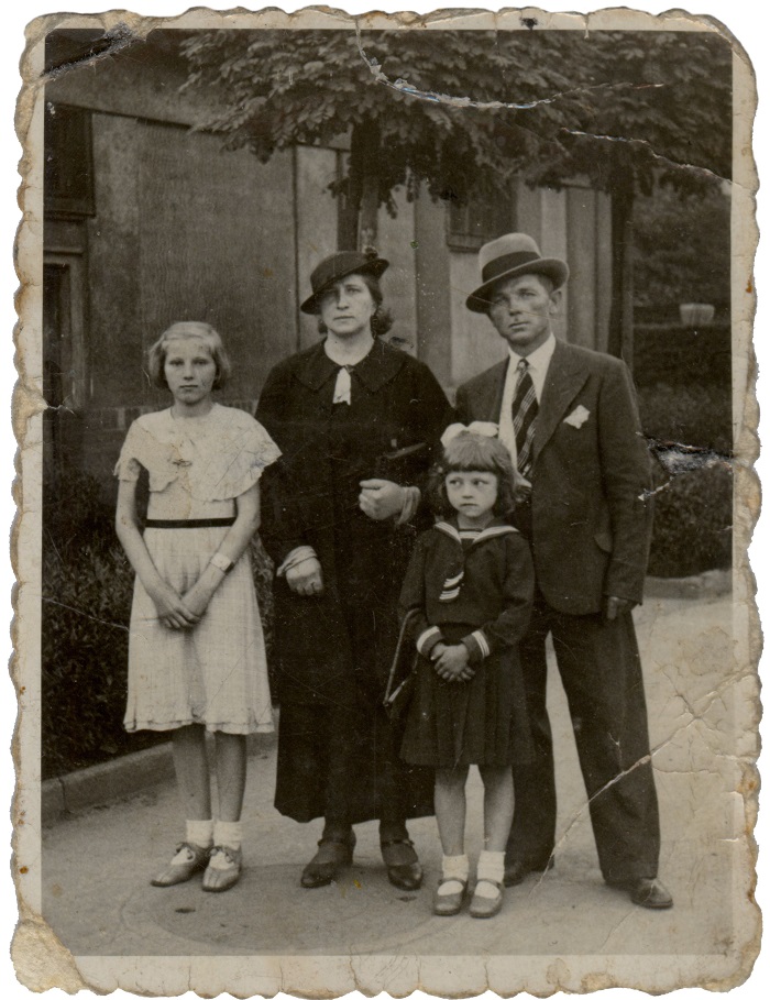 Ignacy Kowol z żoną Martą z domu Grobelny i córkami Elfridą (Ewą, po lewej) i Henriettą (Henryką, po prawej) Rybnik, ok. 1935 r.