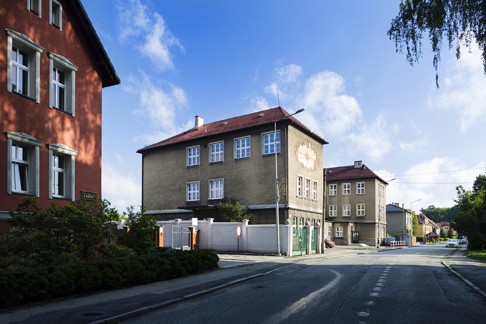 Publiczne Gimnazjum nr 1 w Pszczynie, ul. Batorego 24. po lewej fragment dawnego budynku alumnatu - obecnie własność prywatna widok współczesny
