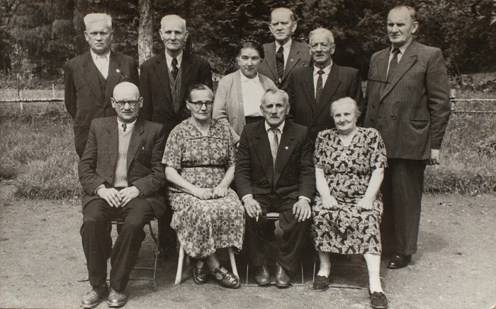 Spotkanie byłych powstańców
i członków ZBoWiD z różnych miejscowości
na wczasach w Dusznikach, 1962 r.
(Jan Widera trzeci od lewej w rzędzie siedzących