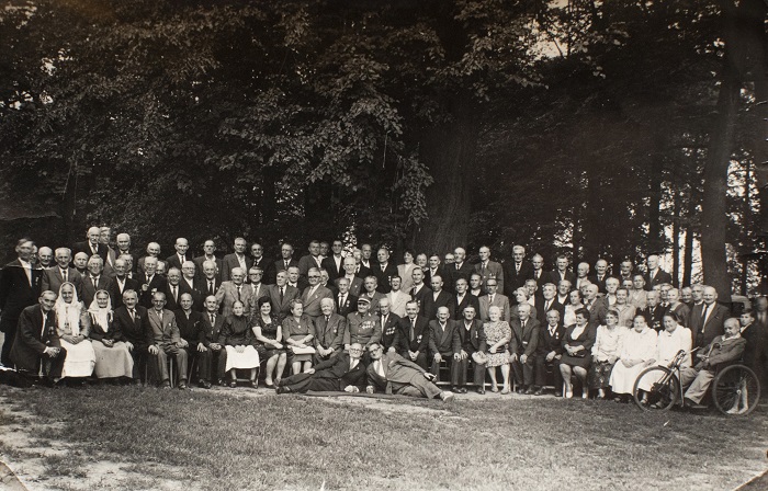 Zdjęcie grupowe
wykonane przez
pszczyński Zakład Fotograficzny
Michała Święcha
(Jan Widera czwarty od lewej
w rzędzie siedzących)