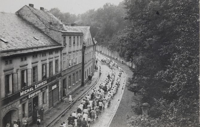 Uroczysty pochód z okazji święta 50-lecia działalności Towarzystwa Gimnastycznego (Turn- und Sportverein),
powstałego w Pszczynie w 1885 r., ulica Gocmana w Pszczynie, po lewej Gospoda Michała Zawiszy, 1935 r.