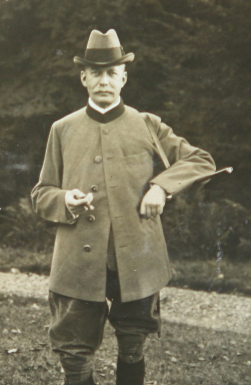 3.	Książę Hans Heinrich XV von Pless na terenie posiadłości promnickiej, ok. 1908 r., zbiory Muzeum Zamkowego w Pszczynie, fot. A. Modrzejewska
