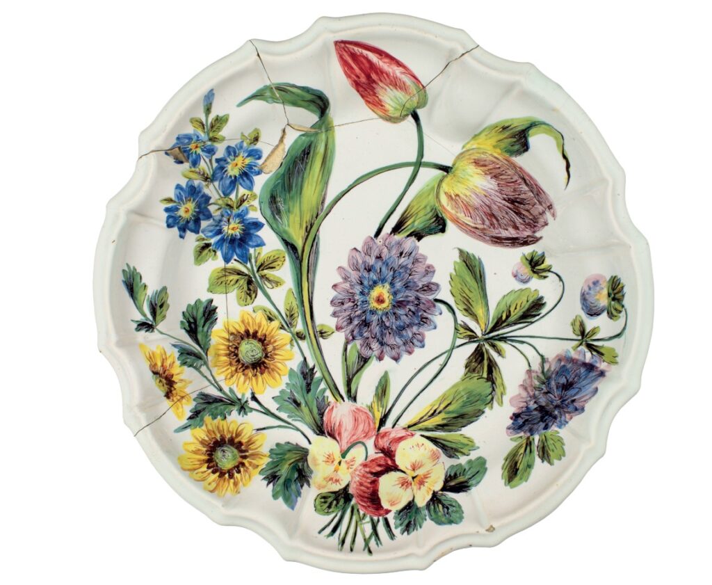 Talerz majolikowy, Nove, Włochy, k. XVIII w. z wizerunkiem kwiatów Zbiory Muzeum Zamkowego w Pszczynie