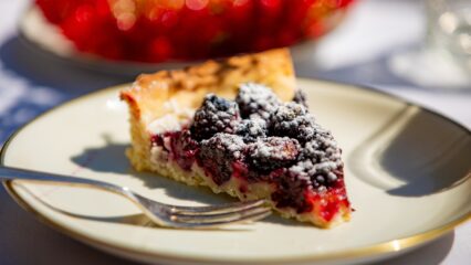 Letni stół – placek z jeżynami na książęcym stole